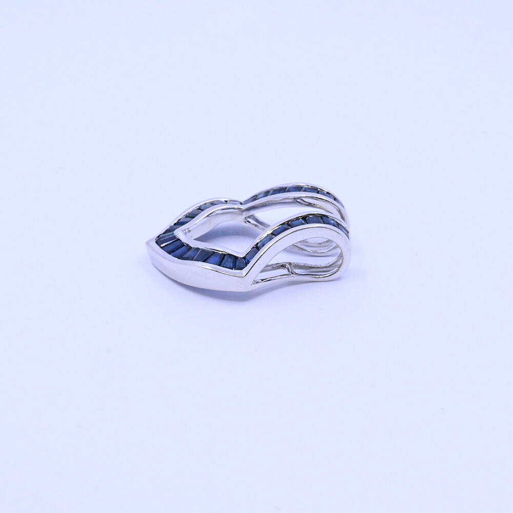 Dije oro 18k blanco con zafiros azules. Dije oro 18k blanco con zafiros azules.