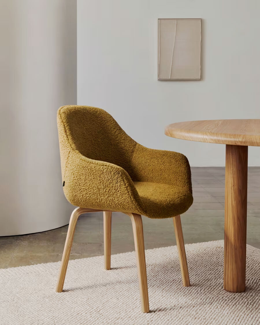 Silla Aleli de borreguito mostaza y patas de madera maciza de fresno con acabado natural