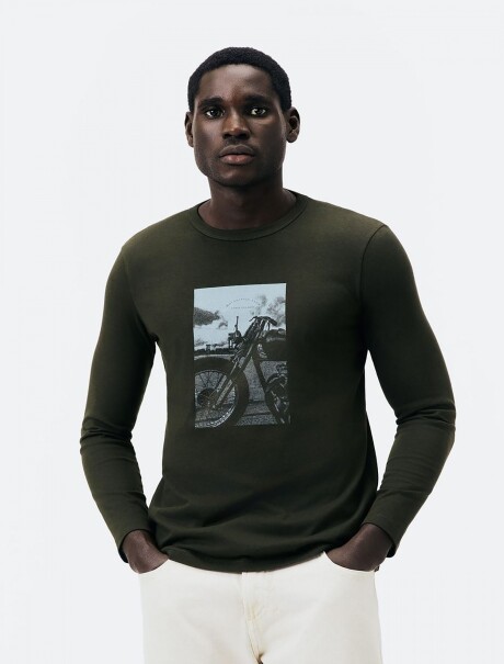 CAMISETA MASCULINA MANGA LARGA CON ESTAMPA NEGRO