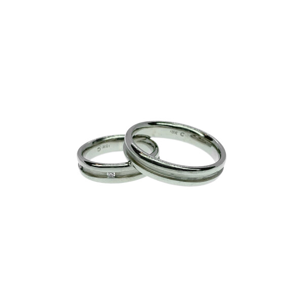 Par de alianzas de oro blanco 18k - una con brillantes Par de alianzas de oro blanco 18k - una con brillantes