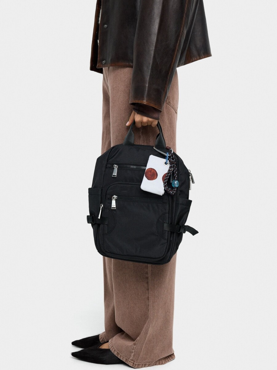 Mochila De Nylon Con Colgante negro