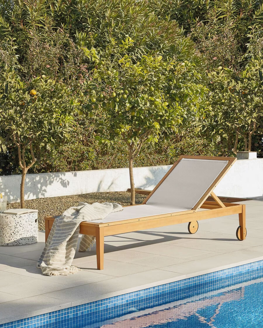 Reposera de exterior Caterin de madera maciza de eucalipto en color beige