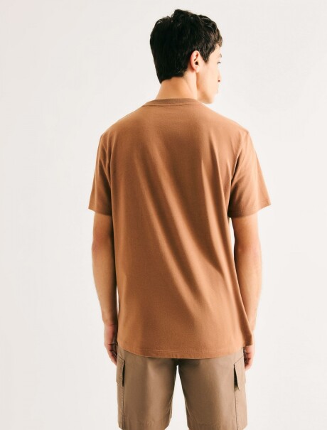 CAMISETA MANGA CORTA CON ESTAMPA MARRÓN