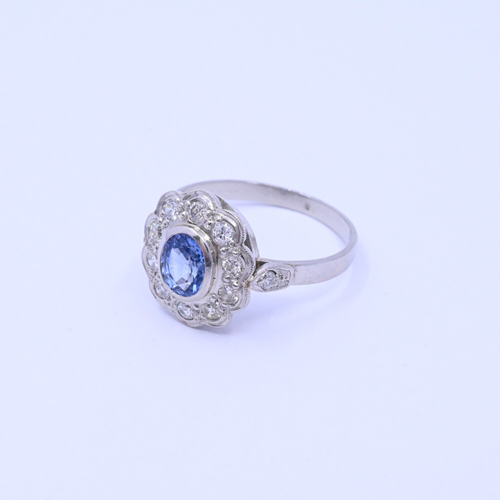 Anillo platino con brillantes y zafiro central. Anillo platino con brillantes y zafiro central.