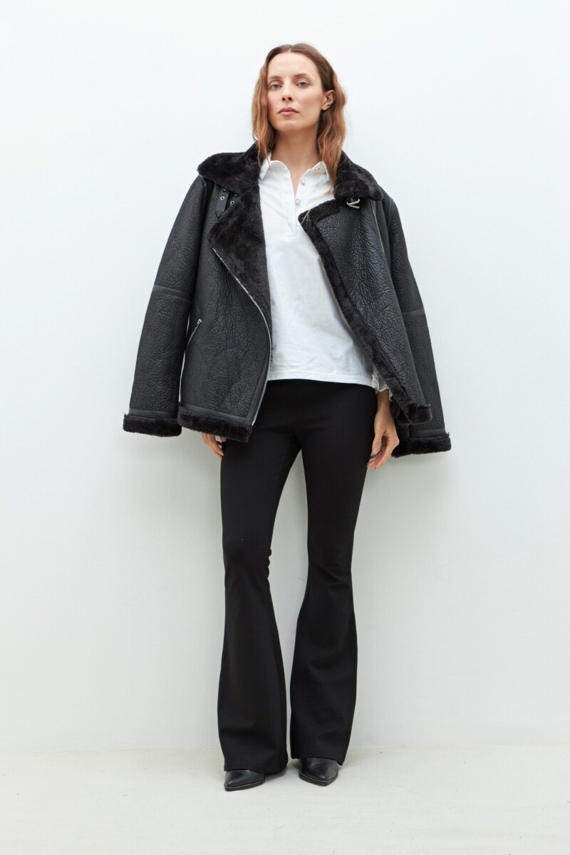 Chaqueta simil gamuza con piel y cierres negro