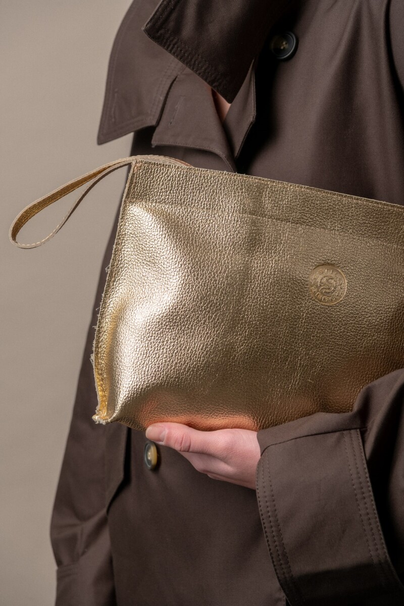 Sobre de mujer en cuero Dorado
