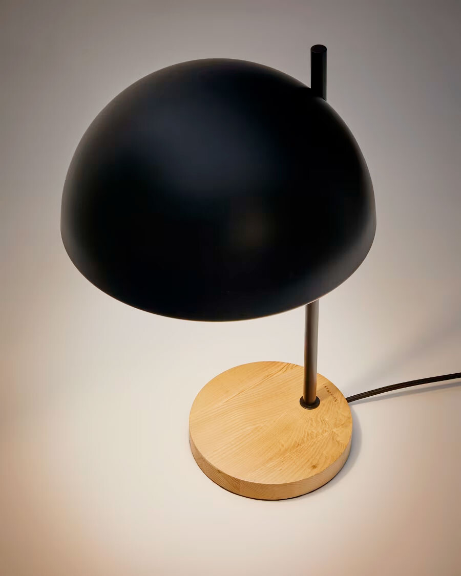 Lámpara de mesa Catlar de madera de fresno y metal con acabado pintado negro