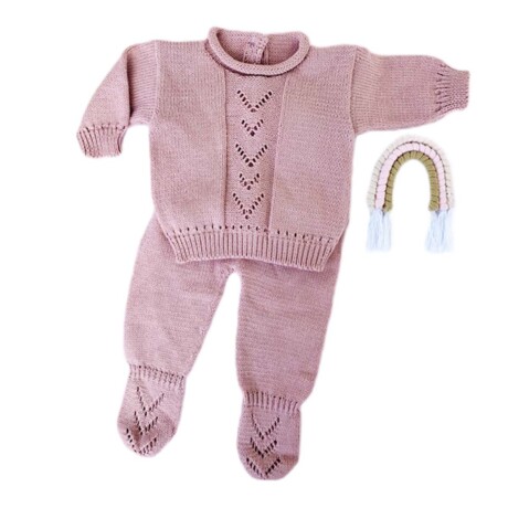 Conjunto de batita y pelele tejido, color rosa viejo Conjunto de batita y pelele tejido, color rosa viejo