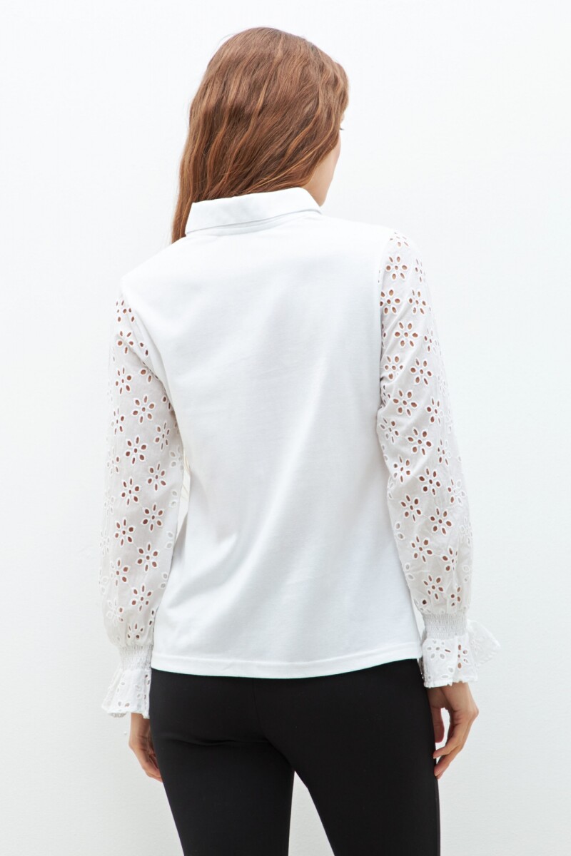 Remera con mangas de broderie blanco
