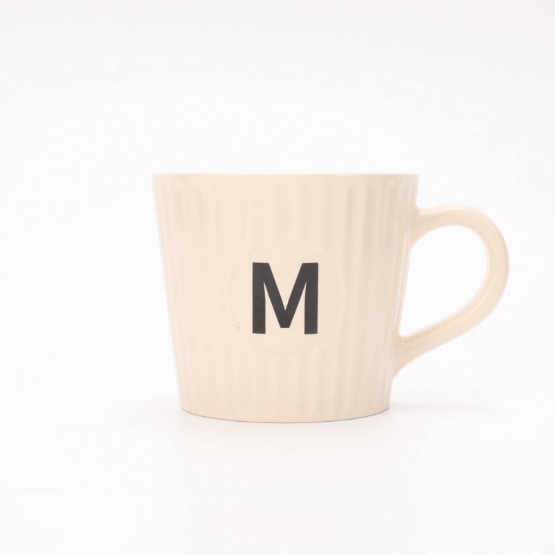 TAZA DE CERÁMICA ACANALADA CON LA LETRA M (380 ML/BEIGE) TAZA DE CERÁMICA ACANALADA CON LA LETRA M (380 ML/BEIGE)