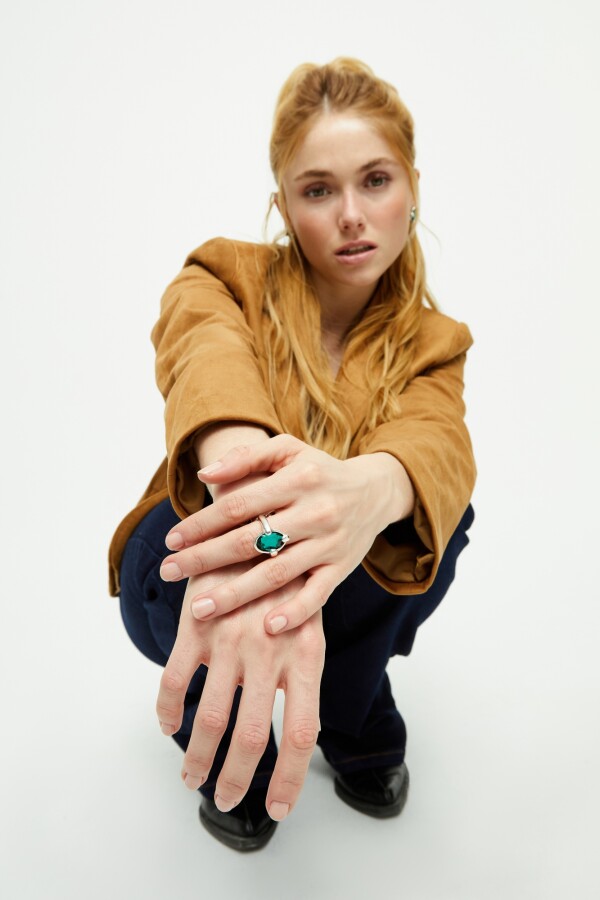 ANILLO DE ALEACIÓN DE METALES BAÑADO EN PLATA DE LEY CON UN CRISTAL FACETADO VERDE Anillo