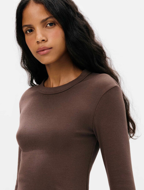 CAMISETA BÁSICA EN TELA ACANALADA MARRÓN