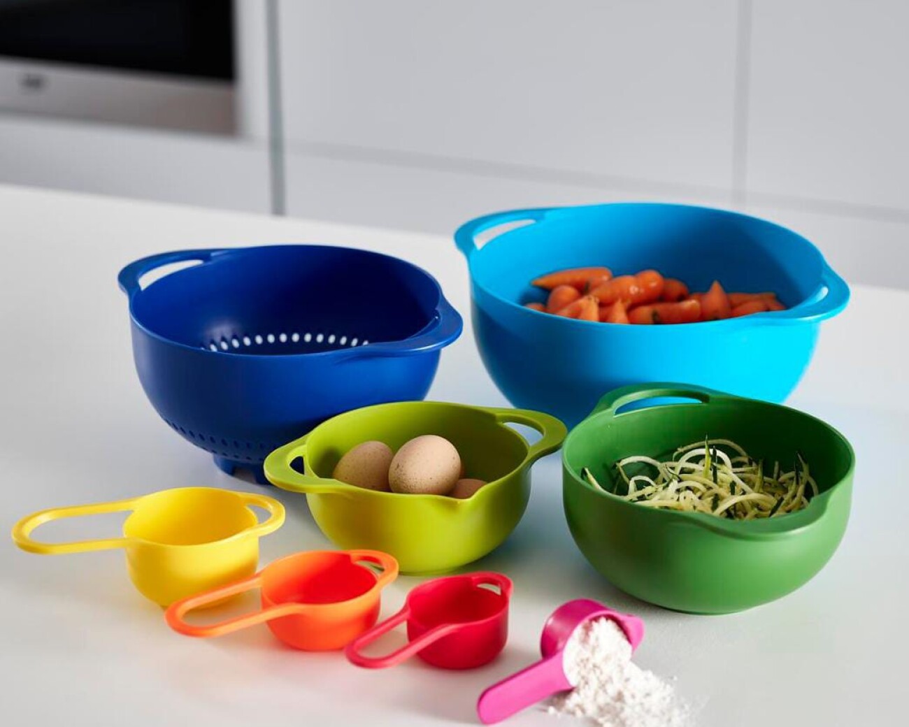 Set de 8 piezas de preparación de alimentos “Nest™ Duo” (cuencos + colador + tazas medidoras) Set de 8 piezas de preparación de alimentos “Nest™ Duo” (cuencos + colador + tazas medidoras)