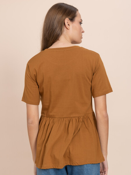 Remera con volado Ocre