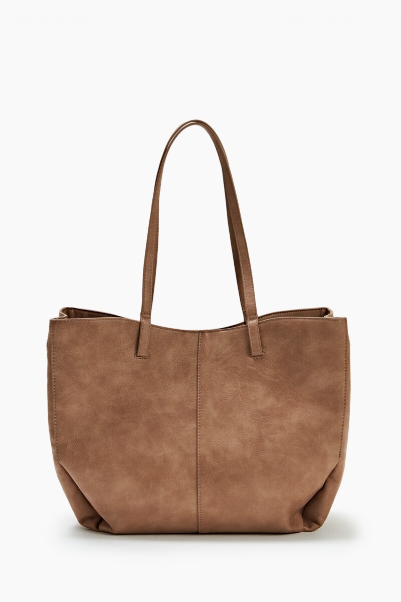Cartera tote con dijes metálicos beige