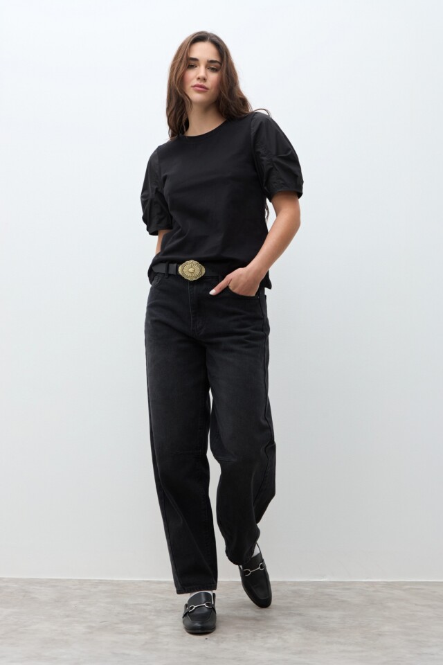Remera con mangas abullonadas negro