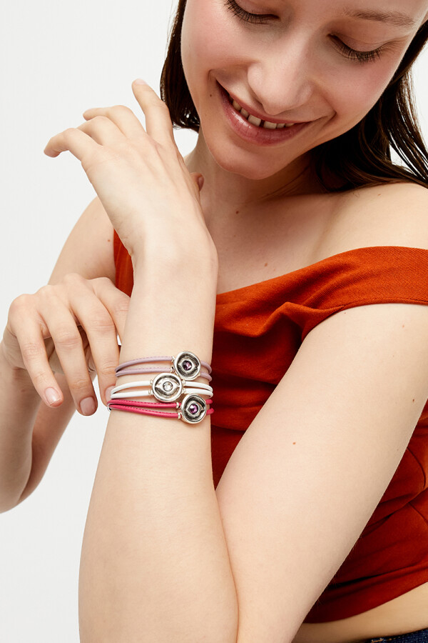 PULSERA DE CUERO DOBLE BLANCO CON DETALLE DE OJO EN ALEACIÓN DE METALES BAÑADO EN PLATA Y CRISTAL Pulsera