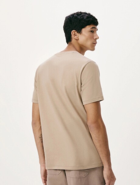 CAMISETA BÁSICA WORLD CON BORDADO BEIGE