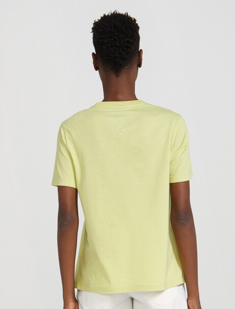 CAMISETA BÁSICA FEMENINA ESCOTE A LA BASE  VERDE CLARO