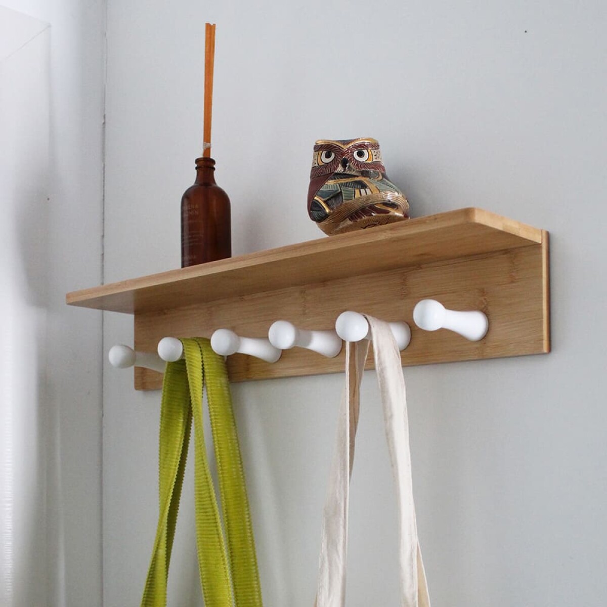 Estante perchero de pared bambú 