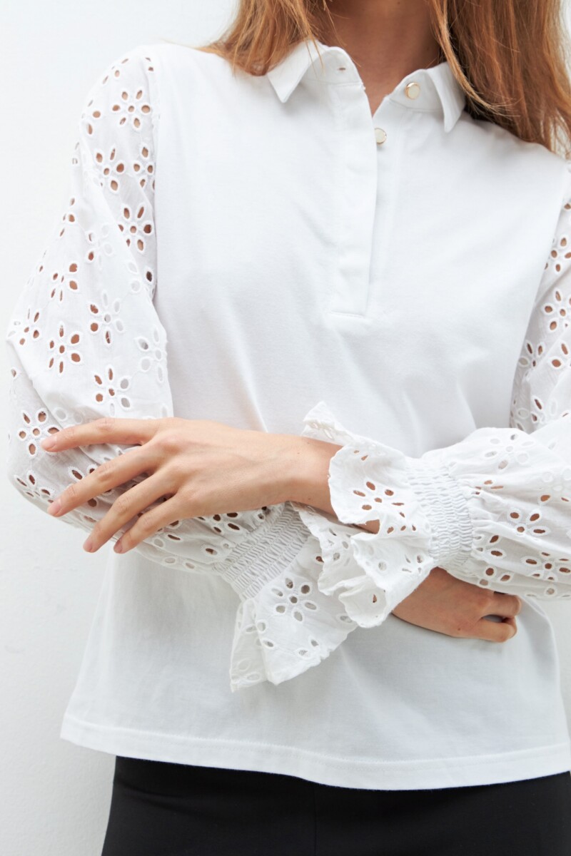 Remera con mangas de broderie blanco
