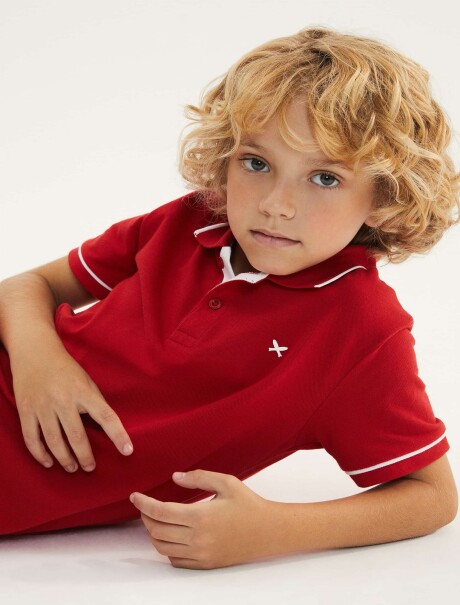 CAMISETA INFANTIL CON CUELLO Y BORDADO ROJO
