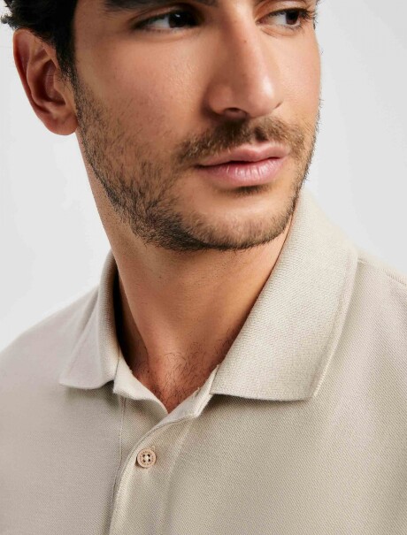 CAMISETA BÁSICA CON CUELLO BEIGE