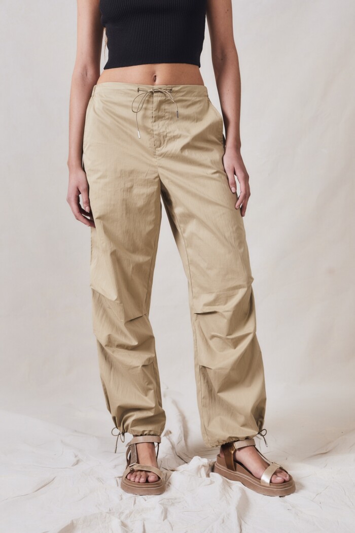 Pantalón Parachute Beige Oscuro