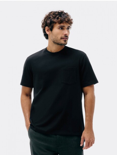 CAMISETA BÁSICA CON BOLSILLO NEGRO