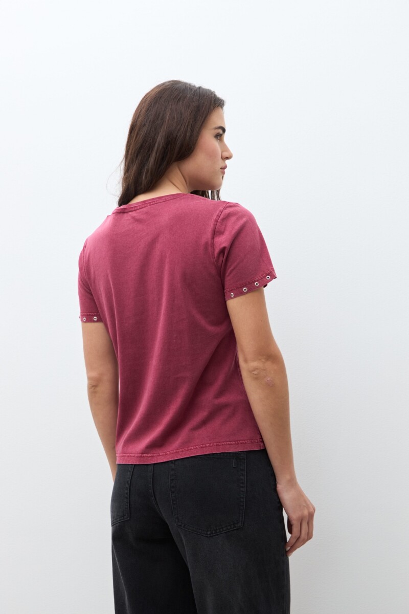 Remera con ojalillos metálicos bordo