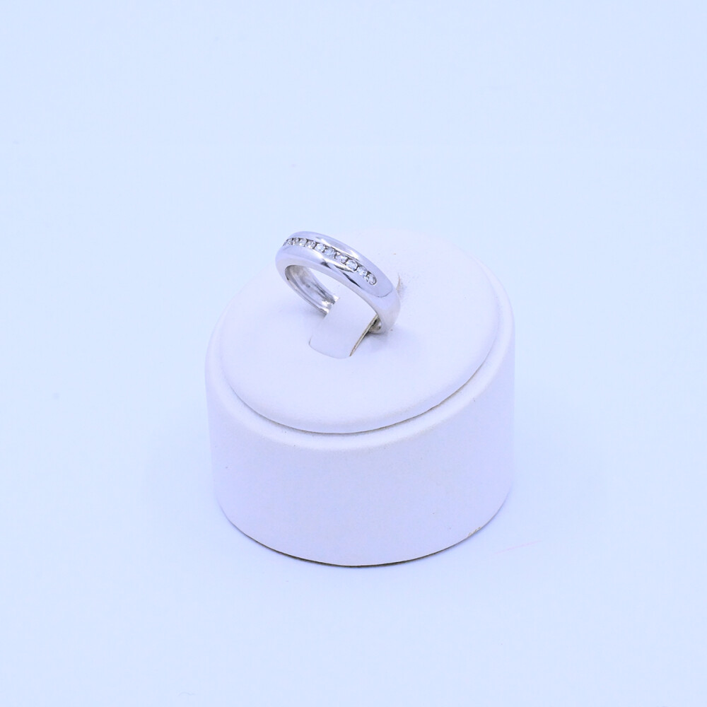 Anillo oro 18k blanco con brillantes engarce carril. Anillo oro 18k blanco con brillantes engarce carril.