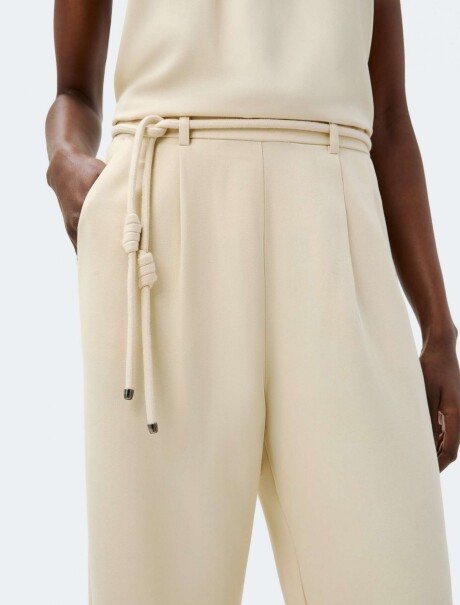 PANTALONES RECTOS CON CINTURÓN BEIGE