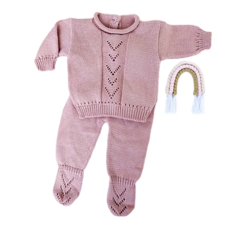 Conjunto de batita y pelele tejido, color rosa viejo Conjunto de batita y pelele tejido, color rosa viejo