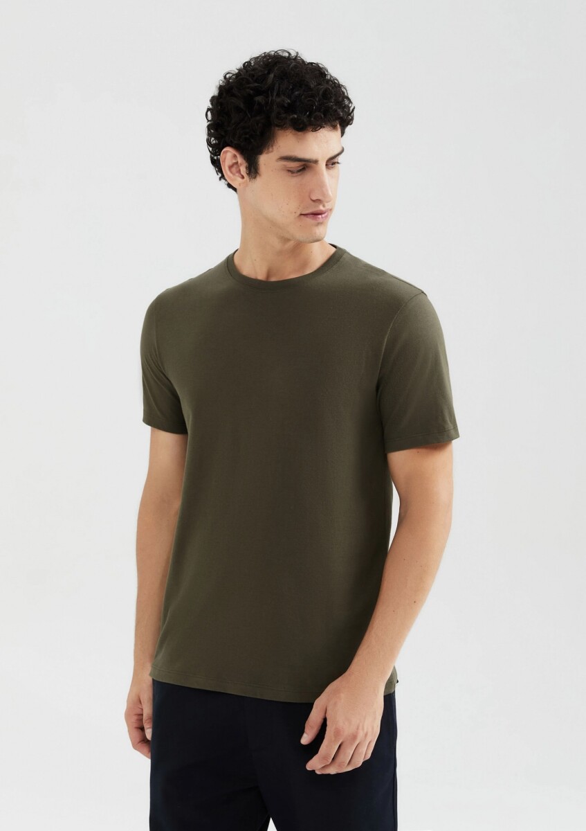 CAMISETAS BÁSICAS REGULAR WORLD - VERDE MUSGO 