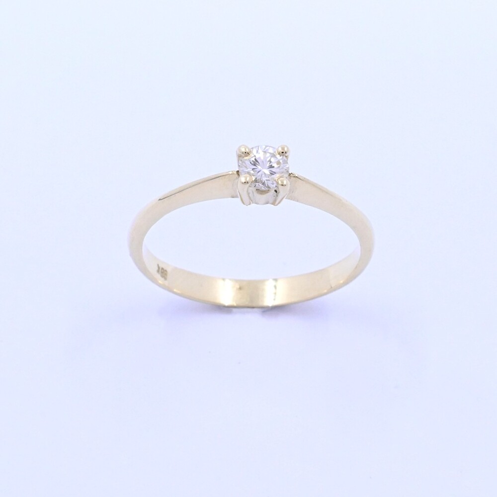 Anillo solitario oro 18k y brillante engarce 4 puntas. Anillo solitario oro 18k y brillante engarce 4 puntas.