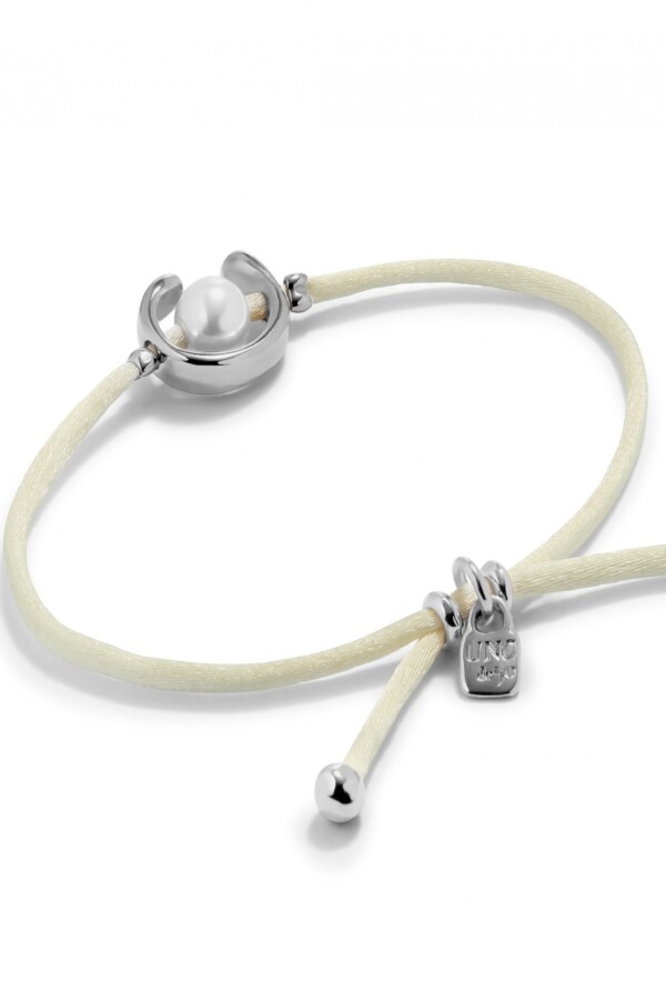 PULSERA DE HILO CREMA CON PERLA SHELL FORNITURA BAÑADA EN PLATA DE LEY. Pulsera