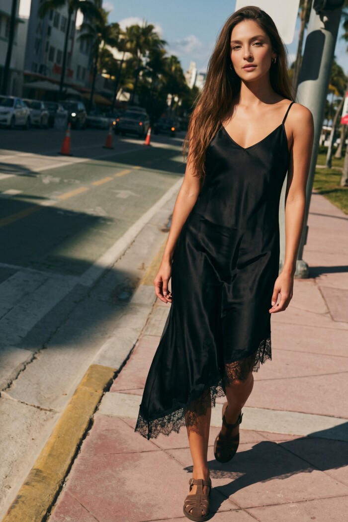 Vestido Midi Satinado Con Encaje Negro