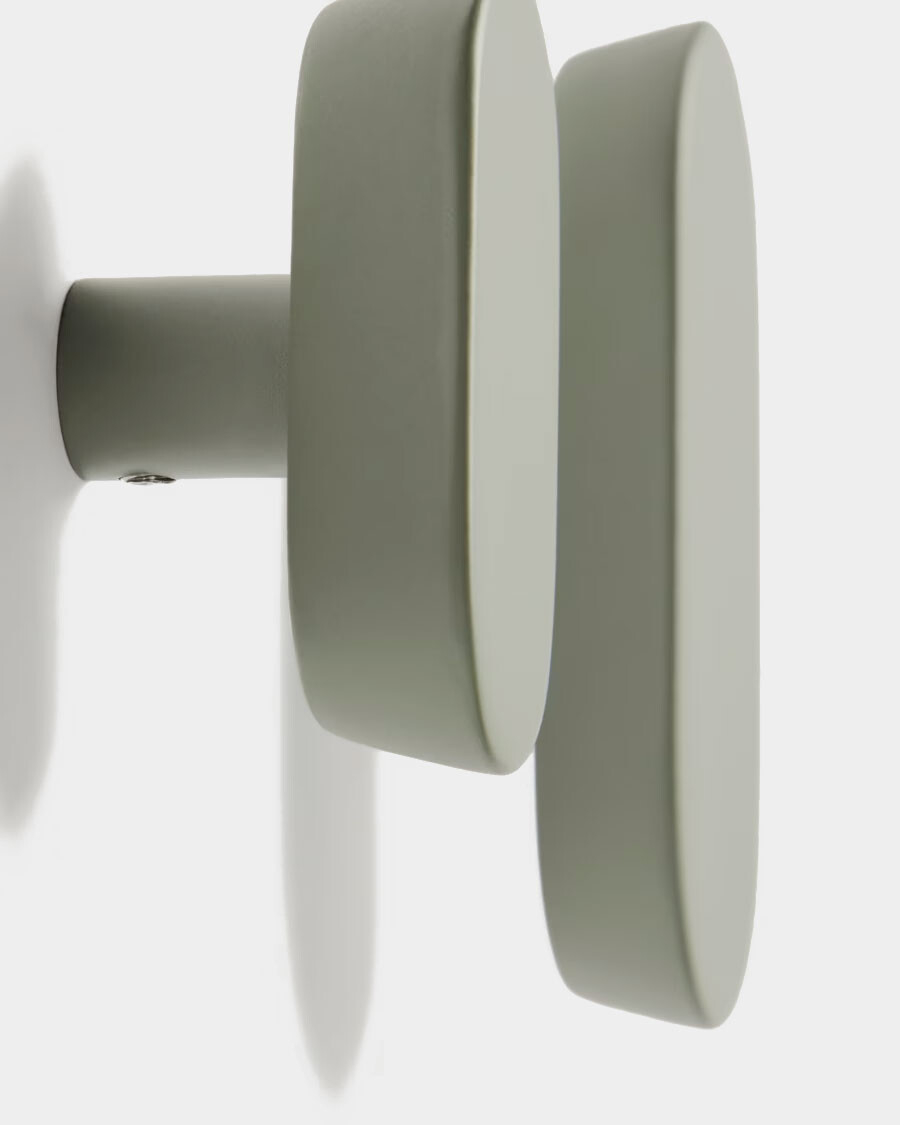 Set Arely de 2 colgadores de madera maciza de haya con acabado lacado verde 6,5 cm / 10 cm Set Arely de 2 colgadores de madera maciza de haya con acabado lacado verde 6,5 cm / 10 cm