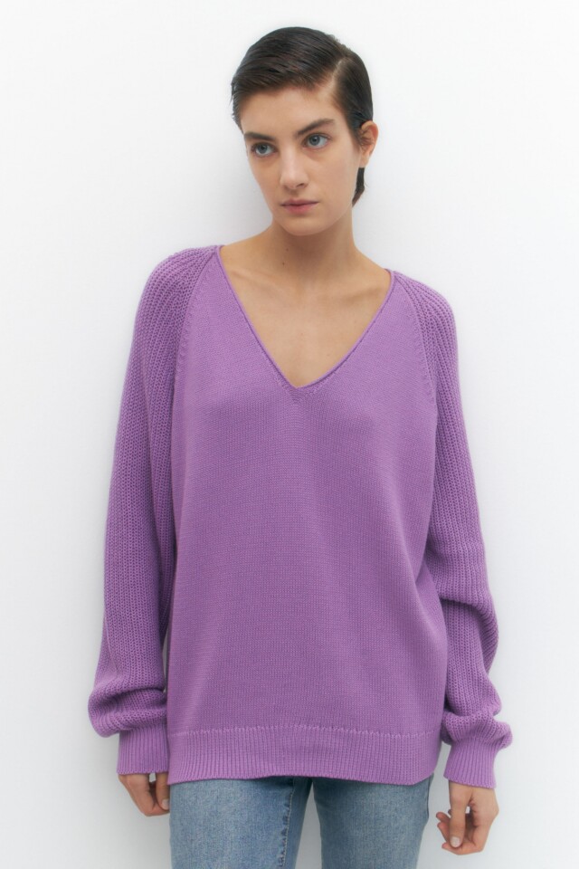 Sweater escote V violeta