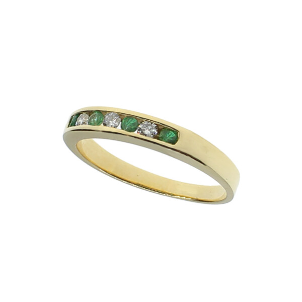 Anillo medio sinfín Chana M de oro amarillo 18k con brillantes y esmeraldas Anillo medio sinfín Chana M de oro amarillo 18k con brillantes y esmeraldas