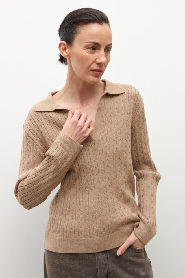 Sweater cuello polo con estructuras tostado melange