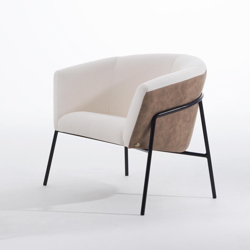 Poltrona curva - Tapizada PU camel - Asiento tela clara Poltrona curva - Tapizada PU camel - Asiento tela clara