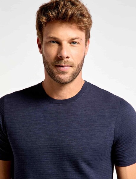 CAMISETA EN TELA TEXTURIZADA MODELO REGULAR AZUL