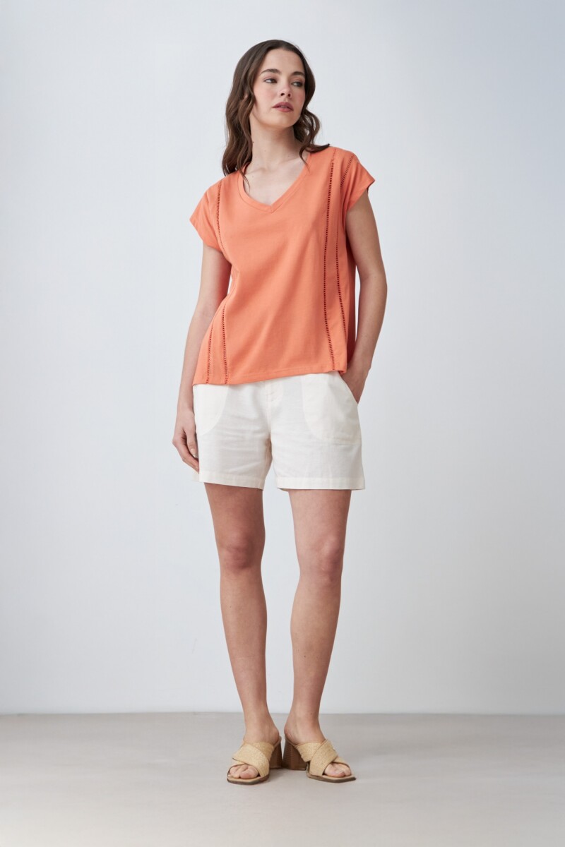 Remera escote en V con vainillas durazno