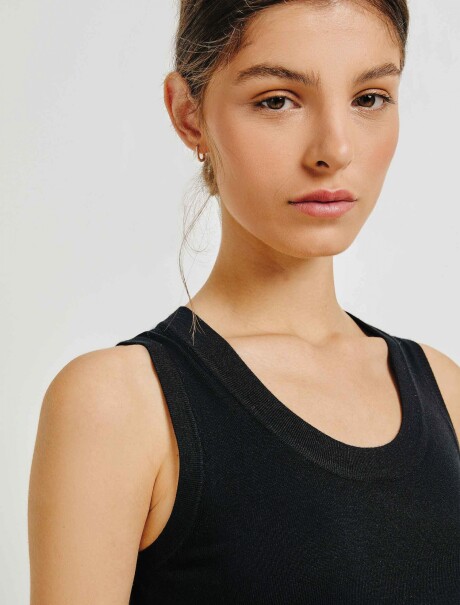 MUSCULOSA SLIM CUELLO EN U NEGRO