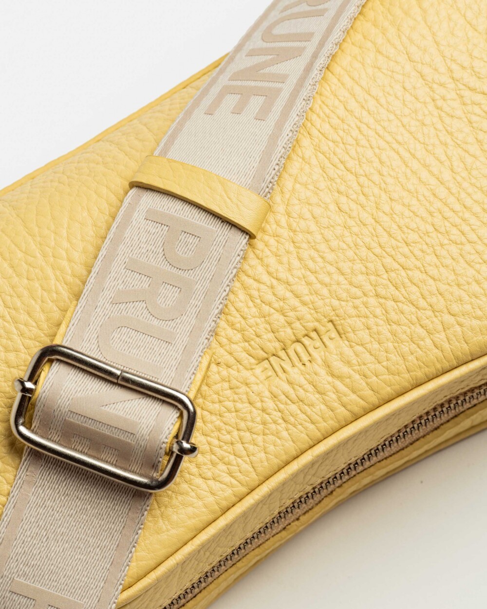 Bandolera The Club en cuero graneado Vainilla Niquel