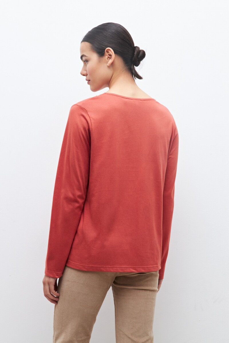Remera bordada lacre