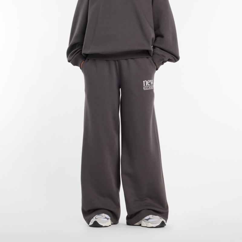 Pantalón New Balance de Dama -Reimagined Fleece- WB61I4PUABR DARK GREY