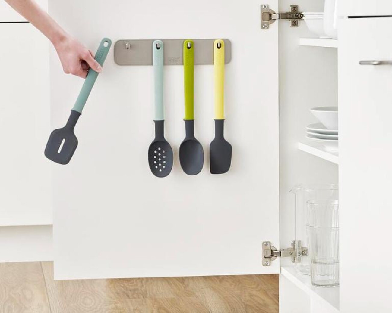 Set de 4 utensilios con soporte adhesivo Set de 4 utensilios con soporte adhesivo