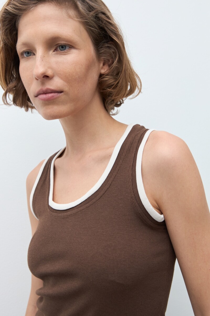 Musculosa superpuesta chocolate